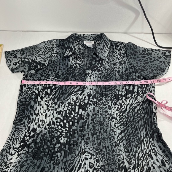 Women’s animal print button down blouse EUC - Picture 8 of 11